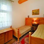 With Fireplace And Private Garden بيت للعطل
